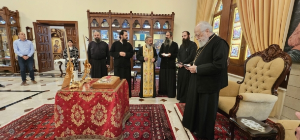 Εόρτιες ευχές και κοπή Αγιοβασιλόπιττας στην Ιερά Μητρόπολη